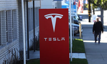 Tesla уволит более четырех тысяч сотрудников из-за реорганизации компании. Фото: AFP