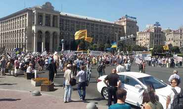 Недовольные вкладчики перекрыли Крещатик.
