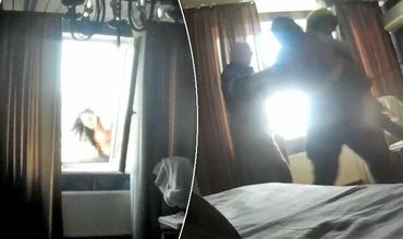 Cотрудники ГИЧС спасли женщину, которая намеревалась спрыгнуть с 9-го этажа жилого дома.