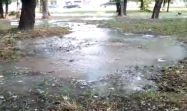 Лопнувшая труба затопила двор жилого дома на Чеканах.