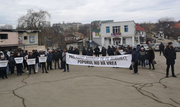 В Бубуечь жители снова вышли на протест: не хотят повторных выборов.
