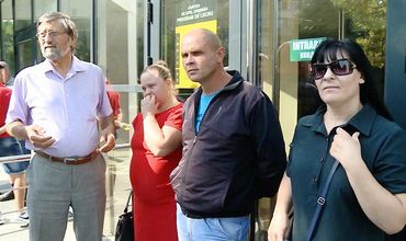 Пострадавшие от взрыва в кафе La soacra заблокировали дверь АП Кишинева.
