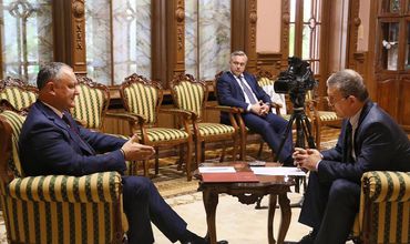 Сегодня президент встретился с российскими журналистами Русланом Новиковым и Игорем Черняком. Фото: Facebook/Igor Dodon.