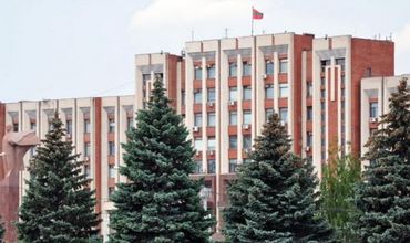 Решение связано с резко ухудшившимися погодными условиями - ветром и мокрым снегом.
