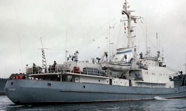 Грузовое судно «Юзарсиф» (Youzarsif-H) было построено в 1977 г. в Гамбурге.