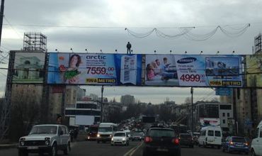 Вчера 17-летний Михай Бобок в четвертый раз попытался спрыгнуть с рекламных панно у Цирка.