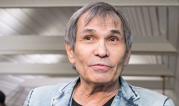 На кадрах, снятых в квартире Алибасова, видны лекарственные препараты, а также лист бумаги с распорядком их приема.