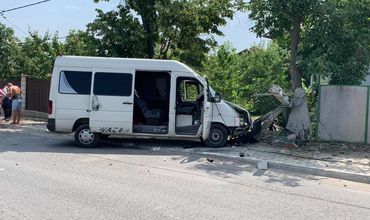 В Дурлештах микроавтобус снес столб и вместе с ним въехал в частный двор.
