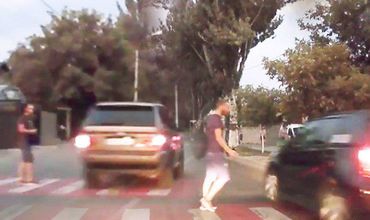 Пешеход на переходе дважды чуть не попал под колеса автомобилей.