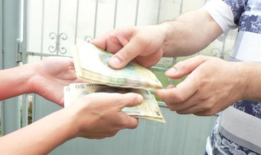 Sunt un domn din Italia si caut o fata ce vrea sa-si vanda virginitatea. Contact pe mail, ofer 100.000 de euro.