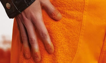 Cheetos создал брюки с тканевыми вставками для вытирания рук после чипсов.