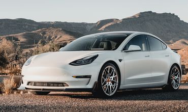 Tesla повысит дорожный просвет Model 3 для страны с плохими дорогами.