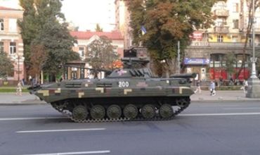 Украинцев просят прийти на парад с паспортами.