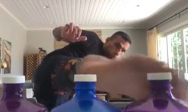 Бывший чемпион UFC открыл три бутылки одним ударом ногой.