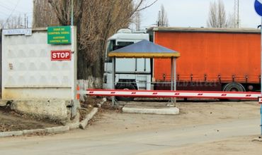 После ссоры с работником таможни водитель наехал на него на грузовике.