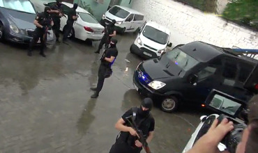 Правоохранители в масках окружили здание суда, куда доставлен Платон.