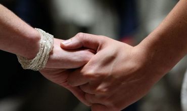 Не стесняясь присутствующих и находясь лицами к большей части присутствовавших в салоне, мужчины начали целоваться.