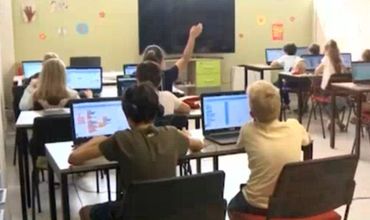 Во время летних каникул дети могут заниматься в IT-лагерях.