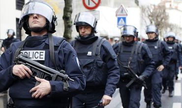 Рядом с Парижем полиция застрелила душевнобольного с ножом.