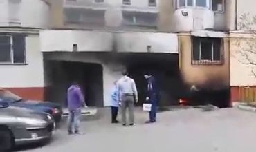 По словам свидетеля, неизвестный кинул под балкон бутылку с горючим.