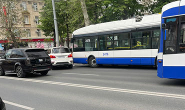 ДТП в Кишиневе: столкнулись автомобиль и троллейбус.