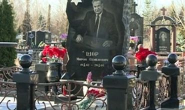 Полиция обнаружила на могиле Мирона Шора (отец мэра Оргеева Илана Шора) два неизвестных предмета.