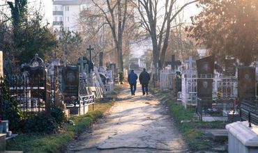 Всего из проверенных примерно 300 человек, покоящихся на двух кладбищах, правом голоса до сих пор обладают около 100.