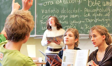 В 2017-2018 учебном году хотел трудоустроиться 1001 выпускник вузов, но получили распределение только 819 выпускников.