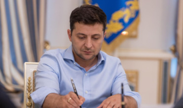 Зеленский подписал закон об отмене депутатской неприкосновенности.