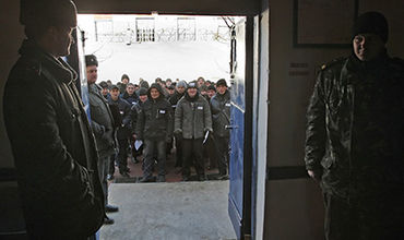 Украинским заключенным разрешили общаться на жаргоне.