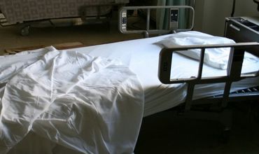 Выпавший из окна в Комрате парень скончался в больнице.