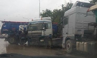 На дороге в месте происшествия образовалась внушительная пробка.