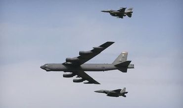 Бомбардировщик B-52 ВВС США (в центре). Фото: Ahn Young-joon / AP