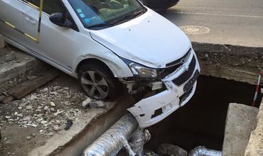Maşina ajunsă într-o groapă de canalizare de la Botanica. Detalii. Foto: facebook.com