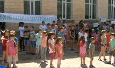 Ученики, их родители и учителя вышли на протест к зданию районного совета.