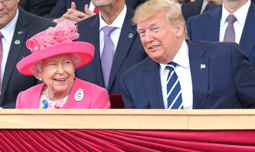Елизавета II пожаловалась на испортившего ее газон Трампа.