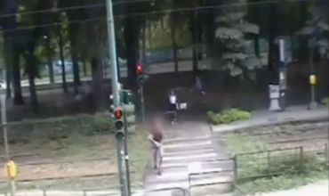 В Италии румын и молдаванин устроили спектакль, чтобы ограбить женщину.