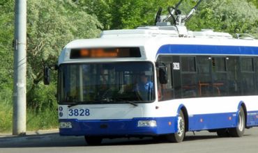 Водитель троллейбуса в столице потерял сознание во время вождения.