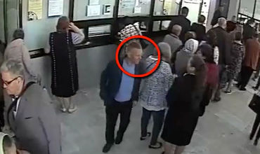 В холле одной из больниц мужчина украл из сумки у женщины финансовые средства.