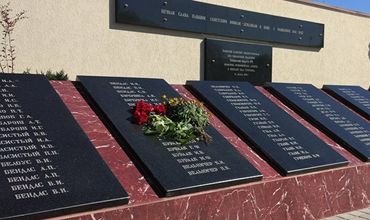 Овчаренко догнал второго офицера в огороде и также отрубил ему голову.