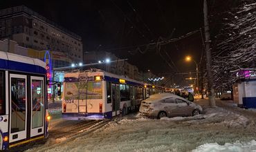 Неверно припаркованный автомобиль препятствовал движению троллейбусов на Московском проспекте.