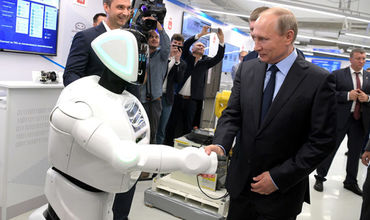 Робот Promobot приобрел известность в 2017 году, когда его представили Владимиру Путину и андроид пожал ему руку.