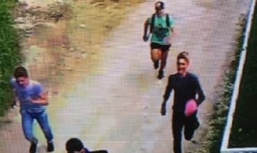 На улице Пажурий в секторе Рышкановка группа подростков принялась забрасывать камнями дом с участком.