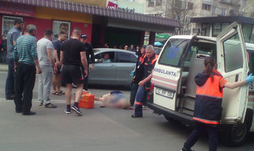 Прохожие убедили врача скорой забрать пострадавшую в больницу.