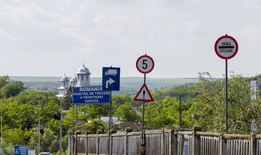 Сейчас сезон отпусков и трафик на всех пунктах пропуска повышен.