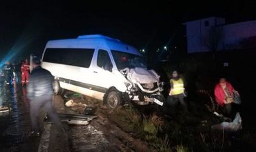 Водитель микроавтобуса, который направлялся в Молдову, развернул авто, не удостоверившись в безопасности маневра.
