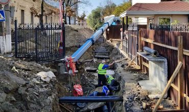 Трое рабочих пострадали в результате падения на них подъемного крана. 