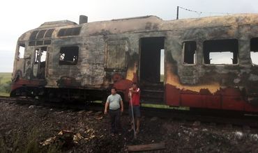 По данным ГИЧС, поезд состоял из локомотива и двух вагонов, где и находились пассажиры.