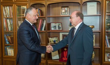 Президент Молдовы Игорь Додон встретился с послом РФ в Кишиневе Олегом Васнецовым.