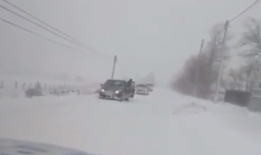 Застрявшие в снегу водители самостоятельно расчищают дороги.